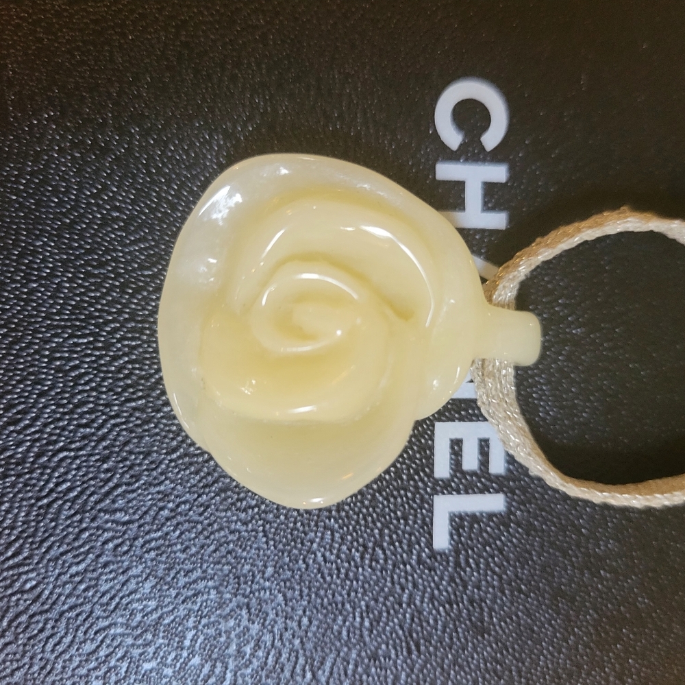 A unique Chanel Ivory Rose gold ribbon necklace! - Picture 3 of 8
